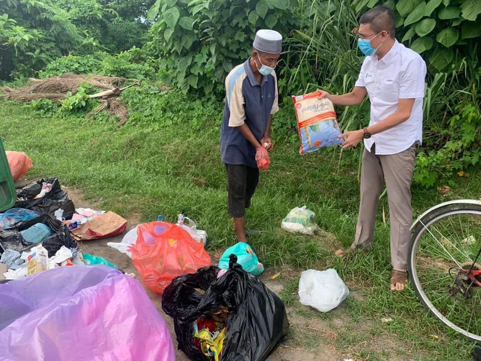 Miris! Pria Ini Cari Sisa Makanan di Tempat Sampah untuk Buka Puasa