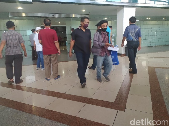 Bandara Juanda Surabaya dibuka untuk melayani penerbangan terbatas di tengah larangan mudik. Hingga H-5 Lebaran, bandara terpantau sepi dari penumpang.