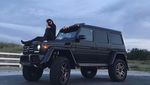Foto di SIM Saja Cantik, Ini Gaya Kylie Jenner dengan Mobil Mewahnya