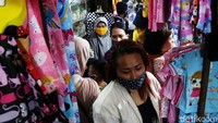 Warga ramai tanpa memperhatikan sosial distance.