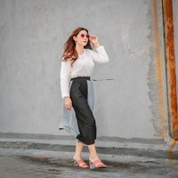 “Sampai ibu saya merantau ke Manado, bapak ke Papua, adik saya juga ke Manado sebagai pembantu. Nah saya memberanikan diri untuk tetap di Surabaya untuk tetap survive, karena saya merasa bahwa di dalam saya ada potensi besar. Saya nggak mau jadi pembantu karena sebelumnya udah pernah jadi pembantu,” ujar Hesti. Foto: Instagram @deltahesti