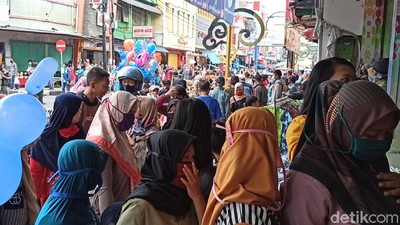 Potret Ribuan Warga Garut Berburu Baju Lebaran di Tengah Pandemi