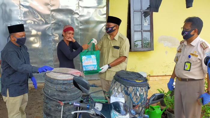 KKP dan DPR RI Bagikan Ikan Segar ke Warga Terdampak COVID-19 di Banyuwangi