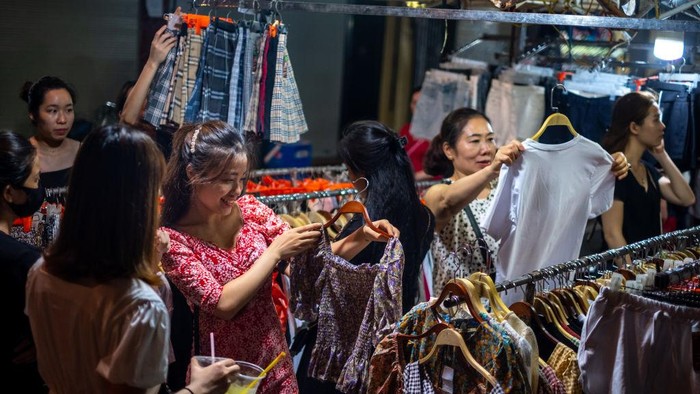 Pasar Malam di Vietnam Kembali Ramai Pasar malam di Old Quarter Hanoi kembali ramai setelah pemerintah Vietnam melonggarkan aturan lockdown. Begini suasananya.
