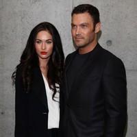 Saat tampil di karpet merah, Megan Fox dan Brian Austin berpose berdekatan, namun pose keduanya tampak formalitas belaka.  Foto: Getty Images