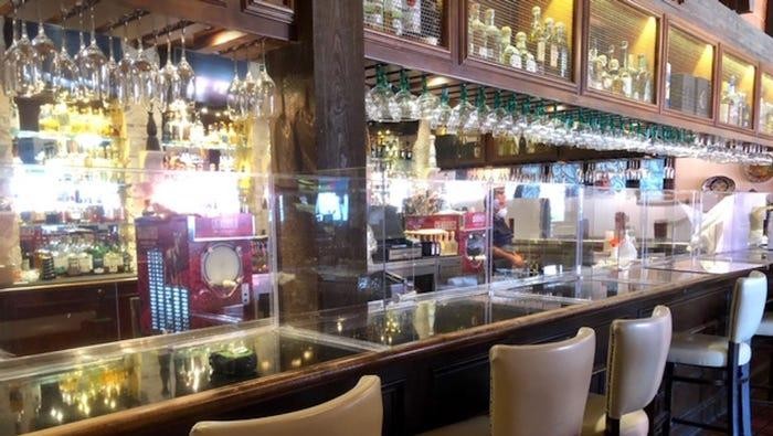 Penggunaan sekat kaca di restoran