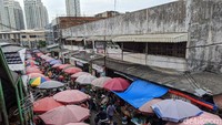 Tenda-tenda PKL memenuhi lorong Pasar Kebayoran Lama, Jakarta Selatan.