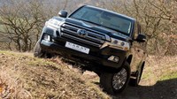 Soal harga, Toyota Land Cruiser yang dijual resmi oleh PT TAM dibanderol mulai dari Rp 2.213.450.000 untuk tipe 200 STD SPEC A/T DIESEL. Sementara Toyota Land Cruiser 200 Full SPEC A/T DIESEL harganya mencapai Rp 2.551.150.000. Foto: motor1