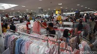 Pihaknya juga menekankan pada pengelola mal untuk tetap melakukan protokol kesehatan, termasuk pada titik-titik antrean masuk mal maupun di kasir.