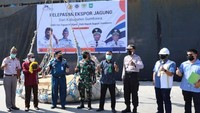 Acara pelepasan ekspor jagung PT Seger Agro Nusantara (SAN) ke Filipina di  pelabuhan Badas, Kabupaten Sumbawa, Provinsi NTB Jumat 15 Mei 2020, dihadiri antara lain oleh Wakil Bupati Kabupaten Sumbawa Drs. H. Mahmud Abdullah (kedua kiri), Kepala Stasiun Karantina Pertanian I Sumbawa drh. Ida Bagus Putu Raka Ariana (kiri), Kepala KSOP Pelabuhan Badas H. Anwar S. Sos (ketiga kiri), Manajer Operasional SAN Cabang Sumbawa Ferry Setiawan Sutrisno (kanan).