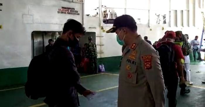 Sejumlah warga diminta putar balik saat hendak masuk ke Jambi (Ferdi Almunanda-detikcom)