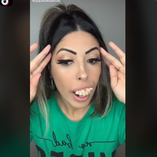 Belakangan, Jaqueline pun jadi sering membuat konten dengan gigi palsu tonggosnya itu. Setiap dia membuat video di TikTok dengan gigi palsunya tersebut, langsung banyak yang tertarik.  Foto: dok. TikTok, Instagram