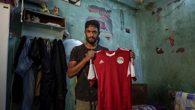 Corona Bikin Pesepakbola asal Mesir Ini Jadi Kuli Bangunan