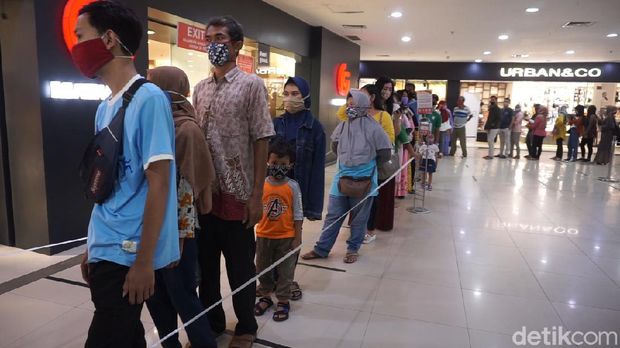 Pengunjung mal di Kota Pekalongan menjalani rapid test, Selasa (19/5/2020).