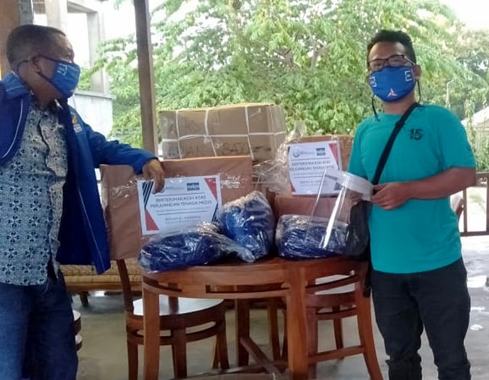 Partai Demokrat peduli terus menyalurkan berbagai kebutuhannya hingga ke pelosok negeri. Kali APD yang disalurkan untuk RSUD Komodo Labuan Bajo dan beberapa puskesmas di Manggarai.