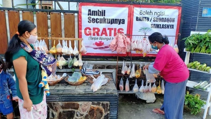 Lapak berbagi sayur bahan makanan banyak dibikin warga Blitar saat pandemi Corona
