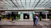 Supermarket, toko obat, bank dan ATM yang ada di lingkungan mal tetap buka.