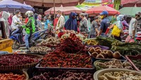 Pasar Kebayoran Lama terpantau ramai oleh para pedagang dan pengunjung, Tanpa Social Distancing padahal saat ini Jakarta masuk dalam zona merah pademi COVID-19.