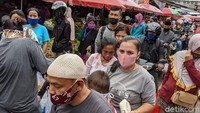 Aktifitas warga di pasar Kebayoran Lama makin meningkat jelang Idul Fitri, aturan jaga jarak PSBB nampaknya tidak berlaku.