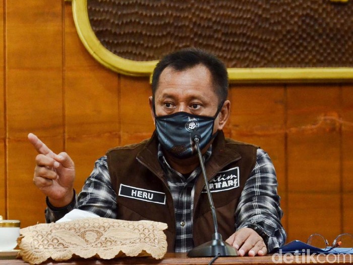 Menjelang Lebaran, masyarakat mulai memadati pusat perbelanjaan meski virus Corona tengah mewabah. Foto kerumunan warga di Roxy Mal Jember dan Pakuwon Mal Surabaya tengah menjadi perhatian.