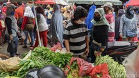 Aktifitas pasar sembako dan sayur mayur di Pasar Kebayoran Lama terpantau ramai oleh para pedagang dan pengunjung, Tanpa Social Distancing.
