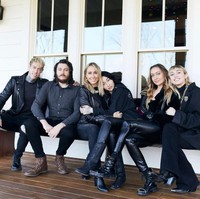 Noah Cyrus sendiri merupakan anak bungsu dari pasangan Billy Ray Cyrus dan Tish Cyrus. Hampir semua saudara Noah berkarier di dunia hiburan. Foto: Instagram @tishcyrus