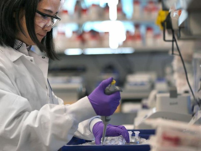Vaksin virus corona: Vaksin disebut bisa melatih kekebalan tubuh melawan virus corona dalam uji coba tahap pertama di AS