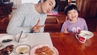 Berpose manis dengan seorang bocah perempuan, Seungheon terlihat cocok jika memerankan peran sebagai ayah muda. Mereka berdua terlihat sedang menikmati sarapan Foto: Instagram @songseungheon1005