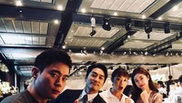 Aktor tampan ini pun tak lupa membagikan momennya saat menghadiri pesta pernikahan teman. Ia pun terlihat sedang menikmati secangkir kopi yang disajikan. Foto: Instagram @songseungheon1005