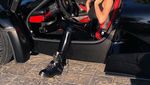 Foto di SIM Saja Cantik, Ini Gaya Kylie Jenner dengan Mobil Mewahnya