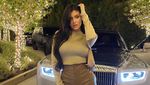 Foto di SIM Saja Cantik, Ini Gaya Kylie Jenner dengan Mobil Mewahnya
