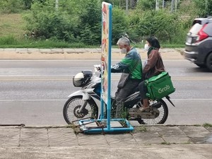 Viral Kisah Pasangan Tua Jadi Pengantar GrabFood, Tak Ingin Jadi Beban Anak