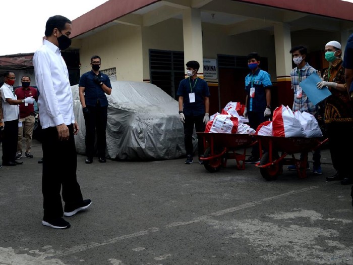 Presiden Jokowi meninjau penyaluran bansos di Johar Baru, Jakarta.