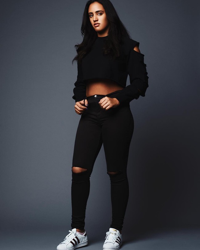 Seperti sang ayah, Simone juga memiliki perawakan tinggi besar. Tinggi badannya mencapai 177 cm dengan berat 55 kg. Foto: Instagram/@simonegjohnson