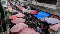 Kondisis ini dikawatirkan akan meningkatkan kasus penyebaran Virus Corona gelombang ke dua. Tenda-tenda PKL memenuhi lorong Pasar Kebayoran Lama, Jakarta Selatan.