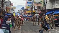 Hal memilukan di tengah bencana COVID-19 itu diprediksi masih akan terjadi. Ribuan warga Garut akan memadati pusat kota hingga beberapa hari ke depan.
