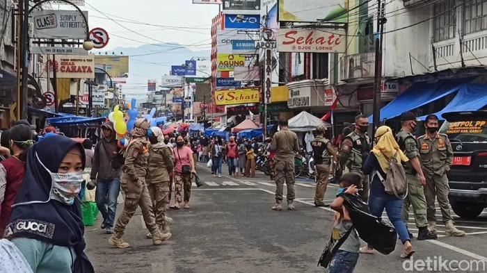 Ribuan orang tumpah ke pusat perkotaan Garut. Seolah tak peduli pandemi, mereka berbondong-bondong berburu baju dan perlengkapan lebaran.