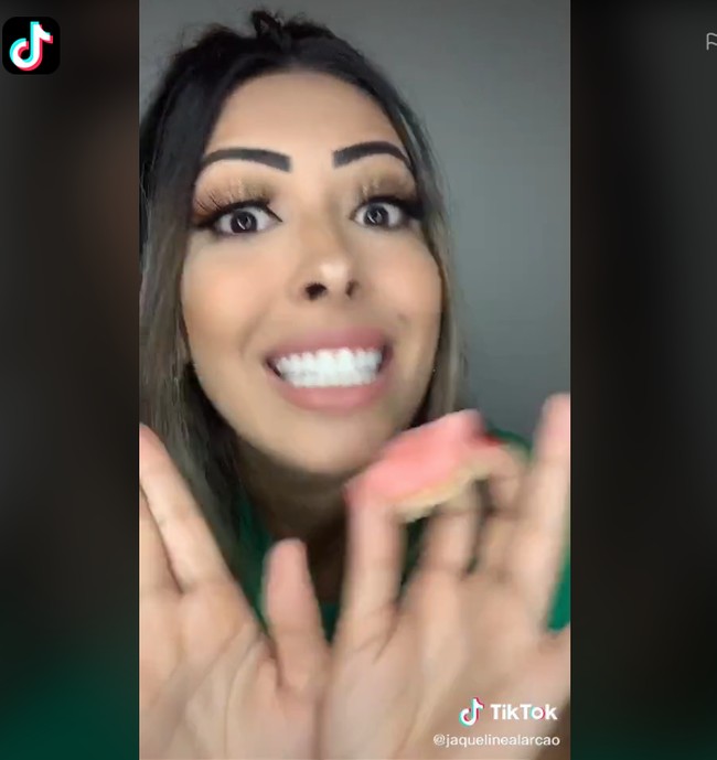 Tapi, nyatanya netizen kena prank Jaqueline  Lewat video lainnya, influencer tersebut mengaku bercanda dan menggunakan gigi palsu.  Foto: dok. TikTok, Instagram