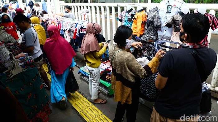 Menjelang Hari Raya Idul Fitri Pasar Tanah Abang kembali ramai dipenuhi para pedagang dan pembeli. Berikut foto-foto suasana terkininya.