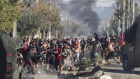 Pendemo melempari kendaraan taktis milik polisi. Sebelumnya mereka juga sempat menggelar aksi bakar-bakar di tengah jalan.