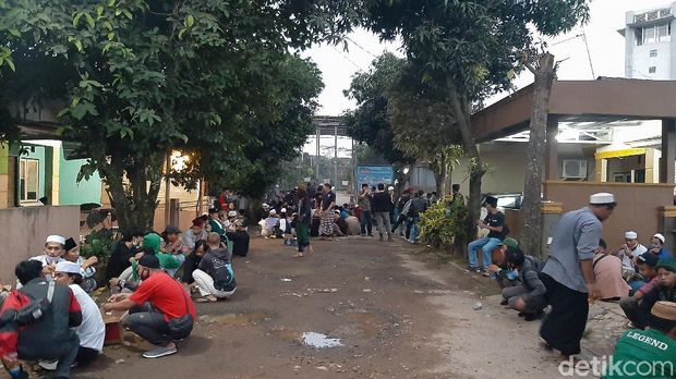 Pendukung Habib Bahar datangi Lapas Gunungsindur sejak siang