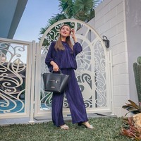 Hesti pun menambahkan bahwa ia hanya lulusan sekolah dasar dan tak bisa melanjutkan pendidikan karena tak ada biaya. Sejak berusia 12 tahun, Hesti sudah melakukan berbagai pekerjaan mulai dari menjadi penyanyi jalanan hingga cleaning service. Foto: Instagram @deltahesti