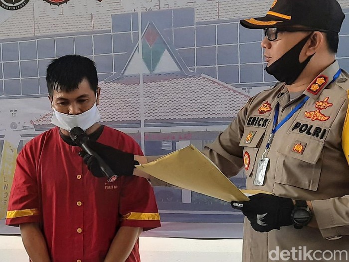 Seorang pembuat dan pengedar bahan peledak berupa bubuk mercon ditangkap di Bondowoso. Pelaku  merupakan anggota jaringan pengedar mercon antarkota.