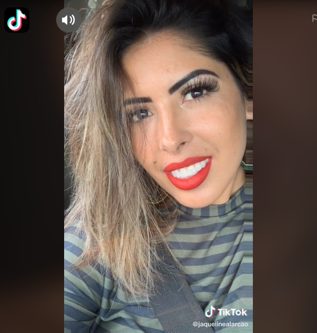 Wanita asal Brazil itu menyebut bahwa seperti itu penampilan di masa lalunya sebelum menikah dengan dokter gigi. Jaqueline kemudian bertransformasi dengan gigi yang rapi dan putih bersinar. Before and after I married a dental surgeon, tulisnya di video di TikTok. Foto: dok. TikTok, Instagram