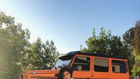 Tidak hanya warna gelap, Kylie Jenner suka dengan mobil berwarna cerah, salah satunya ini dicat serba orange. Mercedes-Benz G550 dan Lamborghini SV Roadster Foto: Instagram @kyliejenner