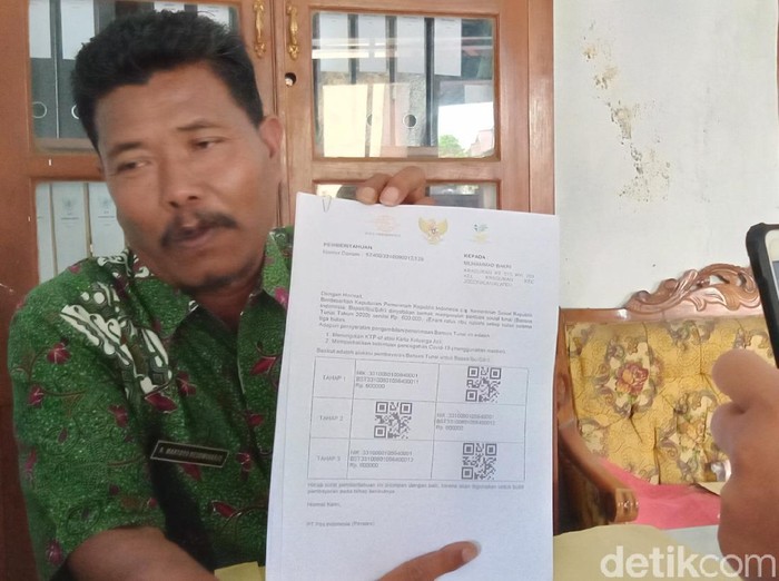 Sekdes Kraguman Klaten Martoyo menunjuk data 28 KK penerima BST yang diusulkan dinonaktifkan, Selasa (19/5/2020).