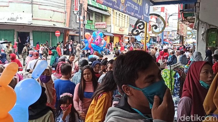 Ribuan warga Garut tumpah ke pusat kota untuk berburu baju lebaran