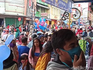 Video Warga Garut Berdesakan di Pusat Kota Berburu Baju Lebaran