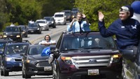 Para siswa South River High School di Edgewater, Maryland mengadakan acara wisuda dengan parade mobil di parkir sekolahnya.
