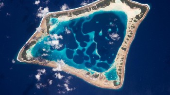 Penampakan Atafu Atoll, di Samudra Pasifik selatan Foto: NASA Earth Observatory